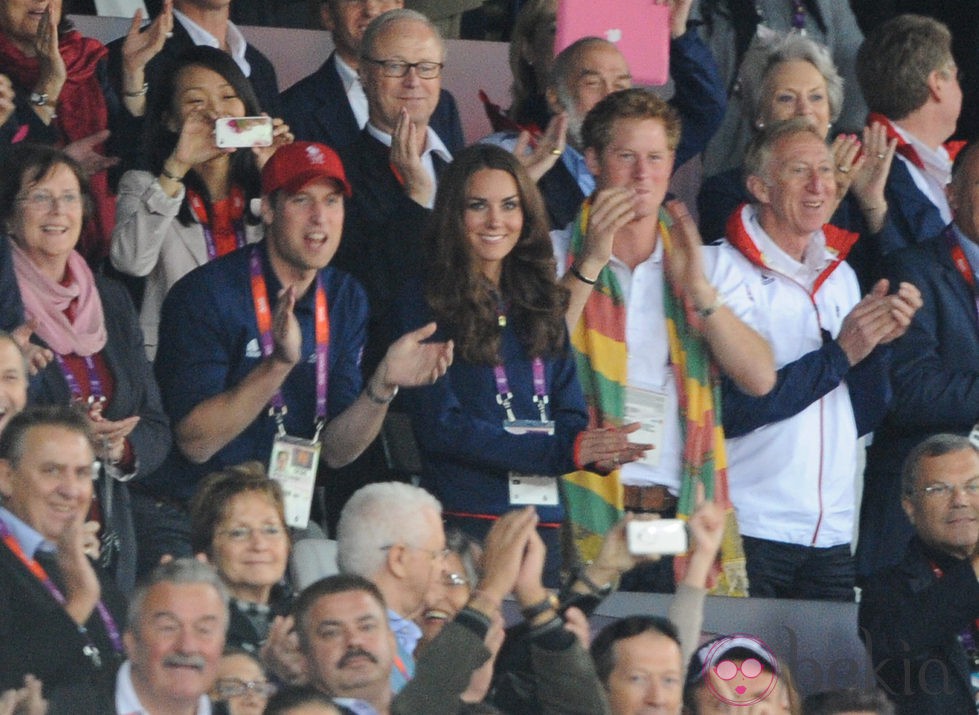 Los Duques de Cambridge y el Príncipe Harry animan a Usain Bolt en Londres 2012