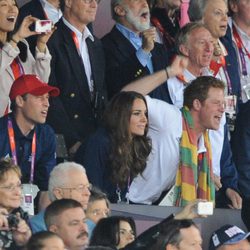 Los Príncipes Guillermo y Enrique y Kate Middleton animan a Usain Bolt en Londres 2012