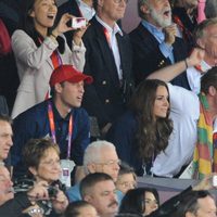Los Príncipes Guillermo y Enrique y Kate Middleton animan a Usain Bolt en Londres 2012
