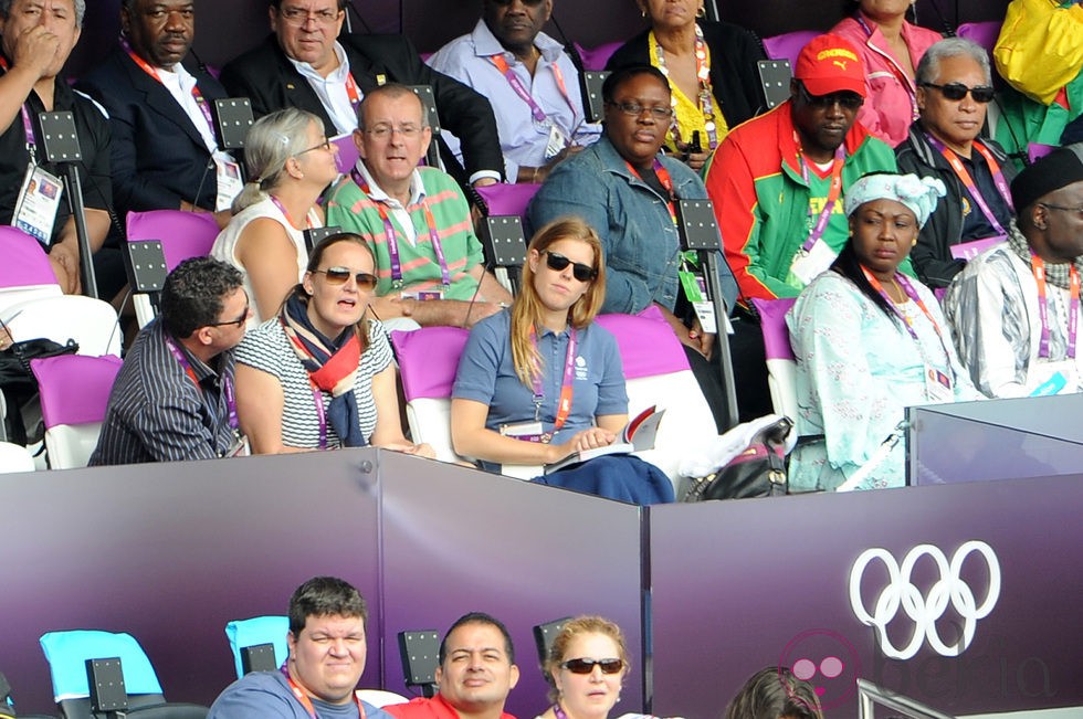 La Princesa Beatriz de York disfruta del atletismo en Londres 2012