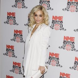 Rita Ora posa ante los medios en los premios NME 2012