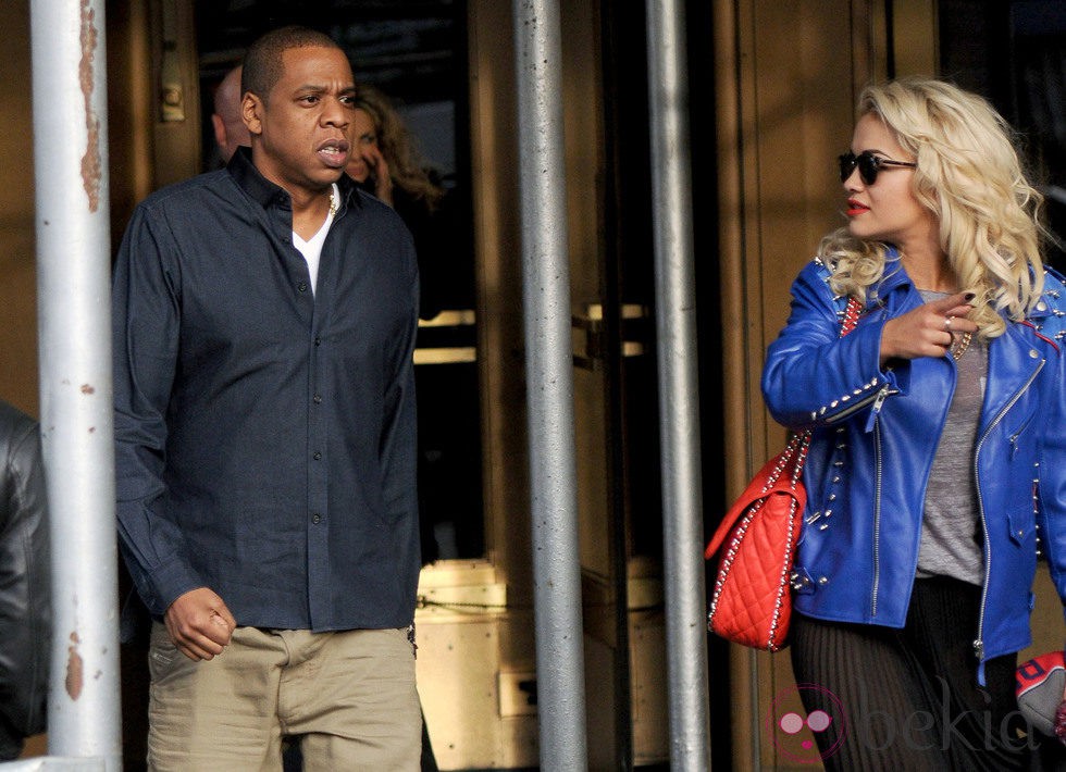 Rita Ora en compañía del rapero Jay-Z