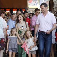 Los Príncipes de Asturias y sus hijas antes de subir al tren de Sóller en Mallorca