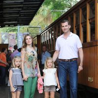 Los Príncipes Felipe y Letizia y las Infantas Leonor y Sofía antes de montar en el tren de Sóller