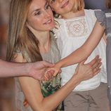 La Princesa Letizia abraza a la Infanta Sofía en Sóller