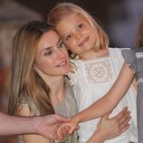 La Princesa Letizia abraza a la Infanta Sofía en Sóller
