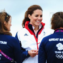 Kate Middleton charla con el equipo británico de vela en Londres 2012