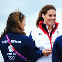 Kate Middleton charla con el equipo británico de vela en Londres 2012