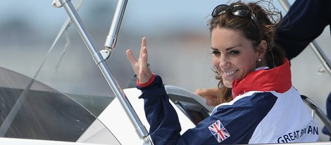 La Duquesa de Cambridge saluda en una competición de vela en Londres 2012