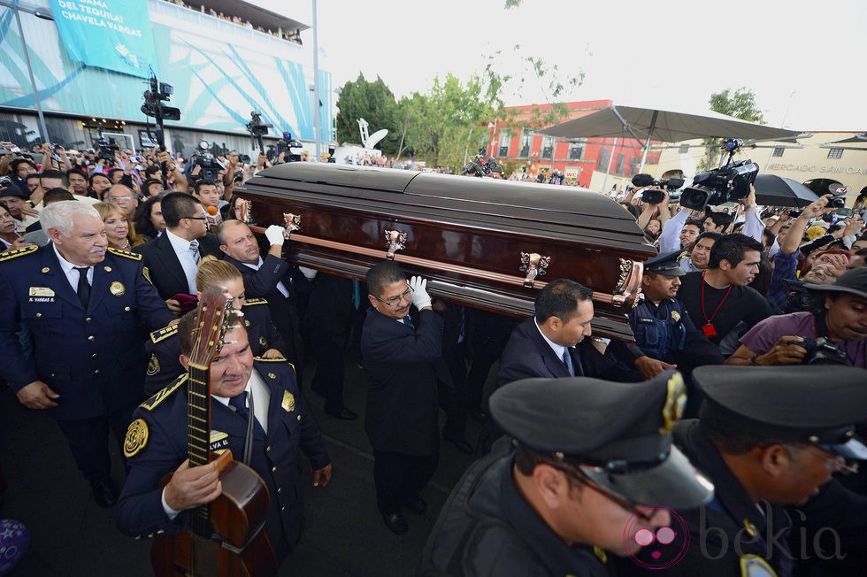 Los restos mortales de Chavela Vargas llega al lugar donde recibió un homenaje en México