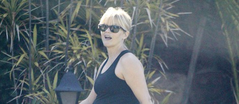 Reese Witherspoon pasea su embarazo mientras practica deporte
