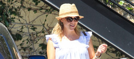 Reese Witherspoon con un look muy premamá
