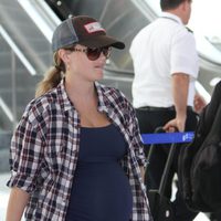 Reese Witherspoon pasea su tercer embarazo por el aeropuerto de Los Ángeles