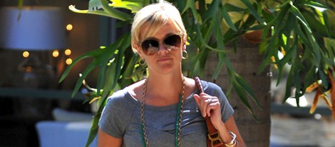 Reese Witherspoon luce embarazo con un ajustado vestido gris