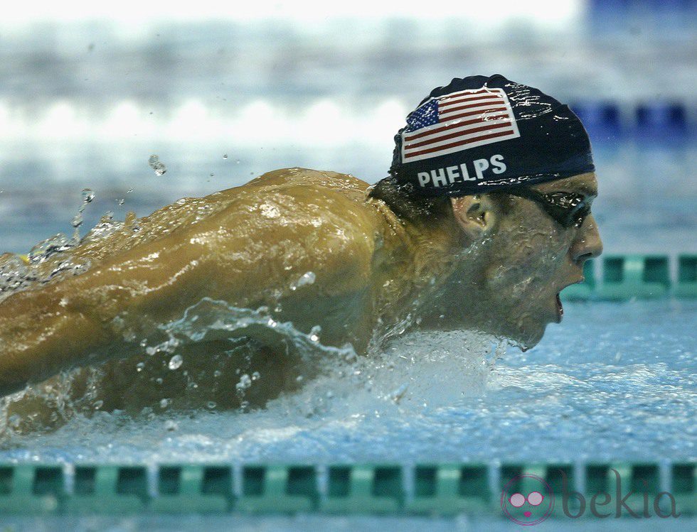 Michael Phelps nadando en 2002