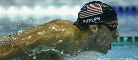 Michael Phelps nadando en 2002
