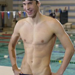 Michael Phelps presume de torso desnudo en 2002