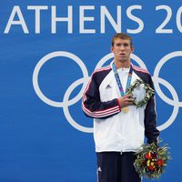 Michael Phelps celebra una medalla de oro en Atenas 2004