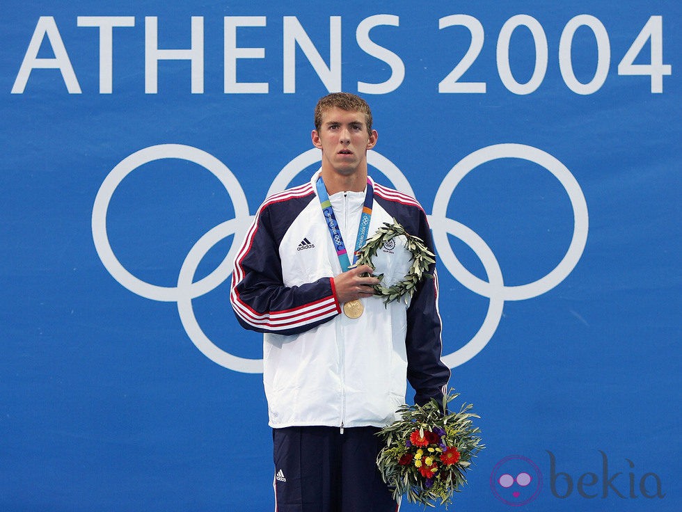 Michael Phelps celebra una medalla de oro en Atenas 2004
