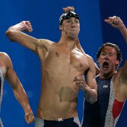 Michael Phelps y Ryan Lochte celebran su victoria en Atenas 2004