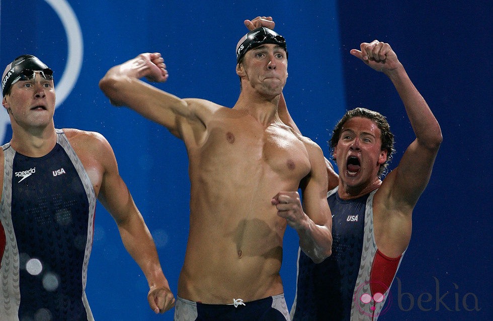 Michael Phelps y Ryan Lochte celebran su victoria en Atenas 2004