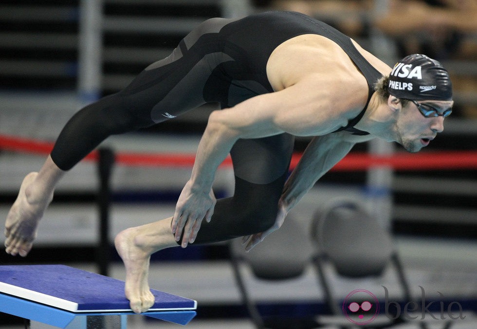 Michael Phelps tirándose a la piscina