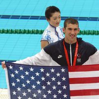 Michael Phelps con la bandera de Estados Unidos