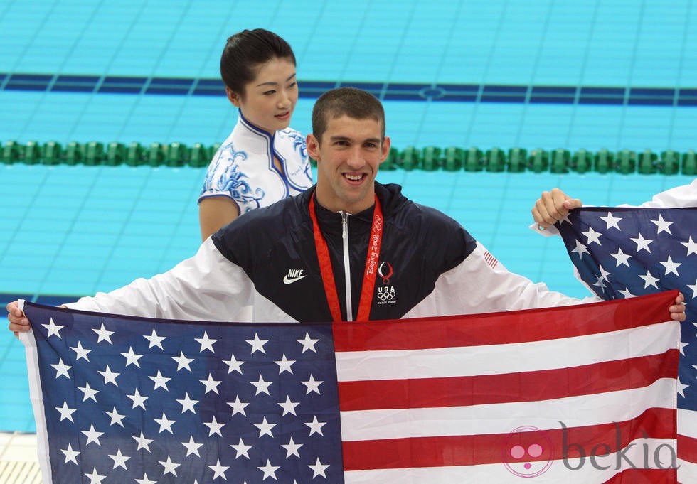 Michael Phelps con la bandera de Estados Unidos