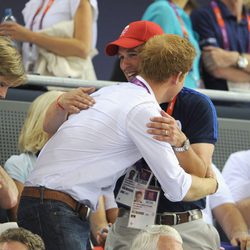 El Príncipe Harry y Peter Phillips se abrazan tras la victoria británica en ciclismo en pista en Londres 2012
