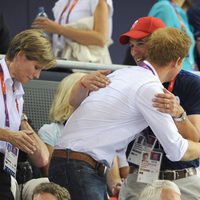 El Príncipe Harry y Peter Phillips se abrazan tras la victoria británica en ciclismo en pista en Londres 2012