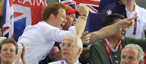 El Príncipe Harry y Peter Phillips se alegran por la victoria británica en ciclismo en pista en Londres 2012