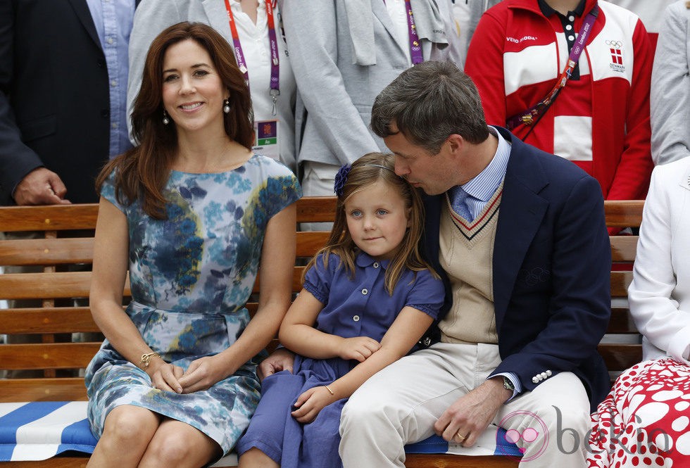 Federico de Dinamarca besa a su hija Isabel junto a la Princesa Mary en Londres 2012
