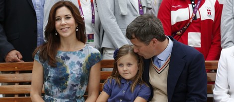 Federico de Dinamarca besa a su hija Isabel junto a la Princesa Mary en Londres 2012