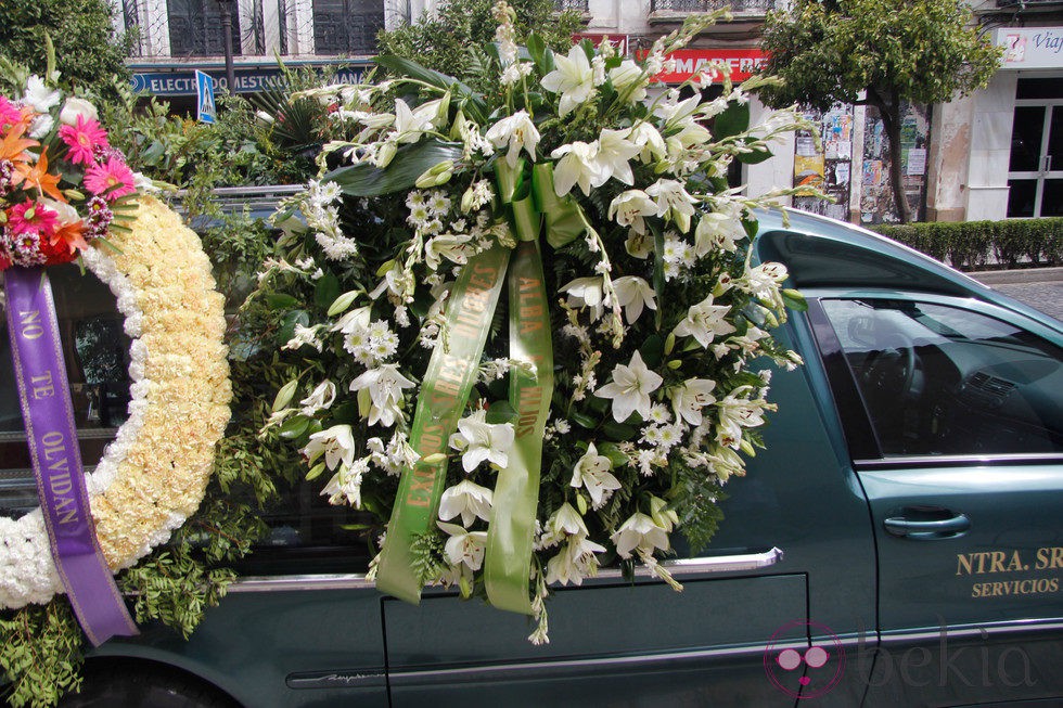 Corona de flores enviada por los Duques de Alba a su fallecido chófer