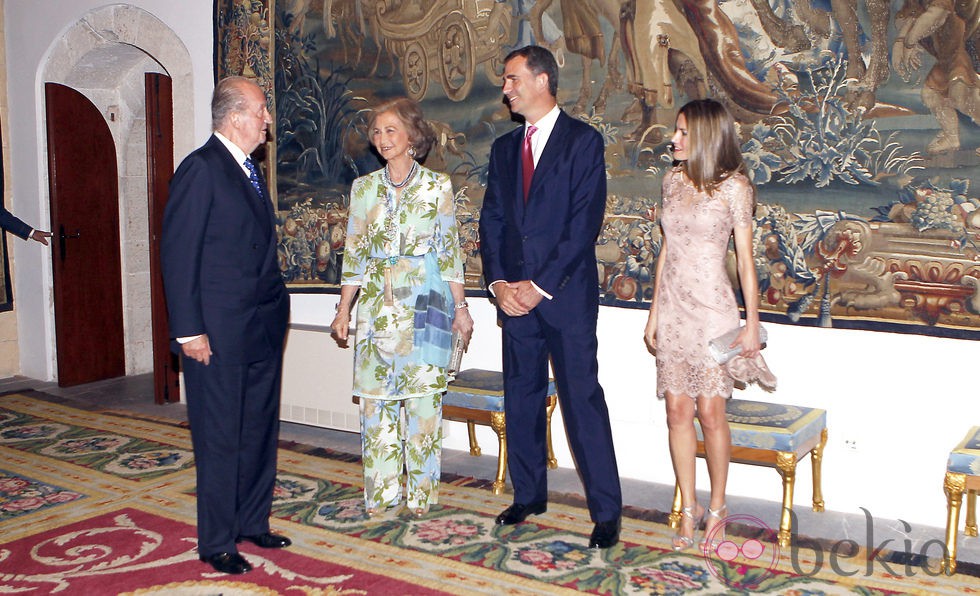 El Rey conversa con la Reina y los Príncipes de Asturas en la cena a las autoridades de Baleares
