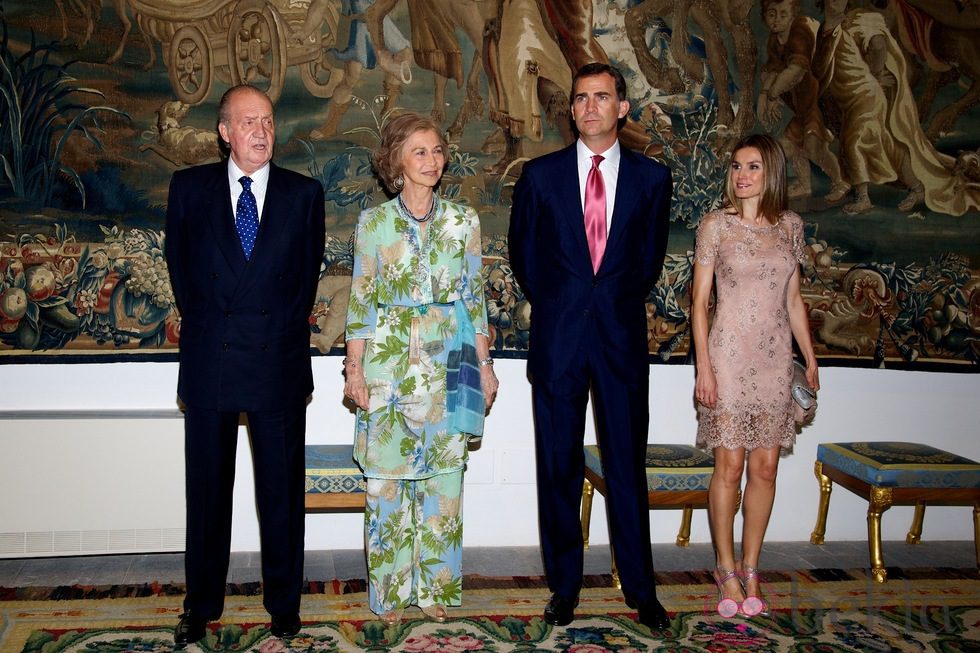 Los Reyes y los Príncipes Felipe y Letizia en la cena a las autoridades de Baleares
