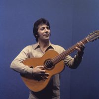 Sancho Gracia tocando la guitarra en la década de los 70