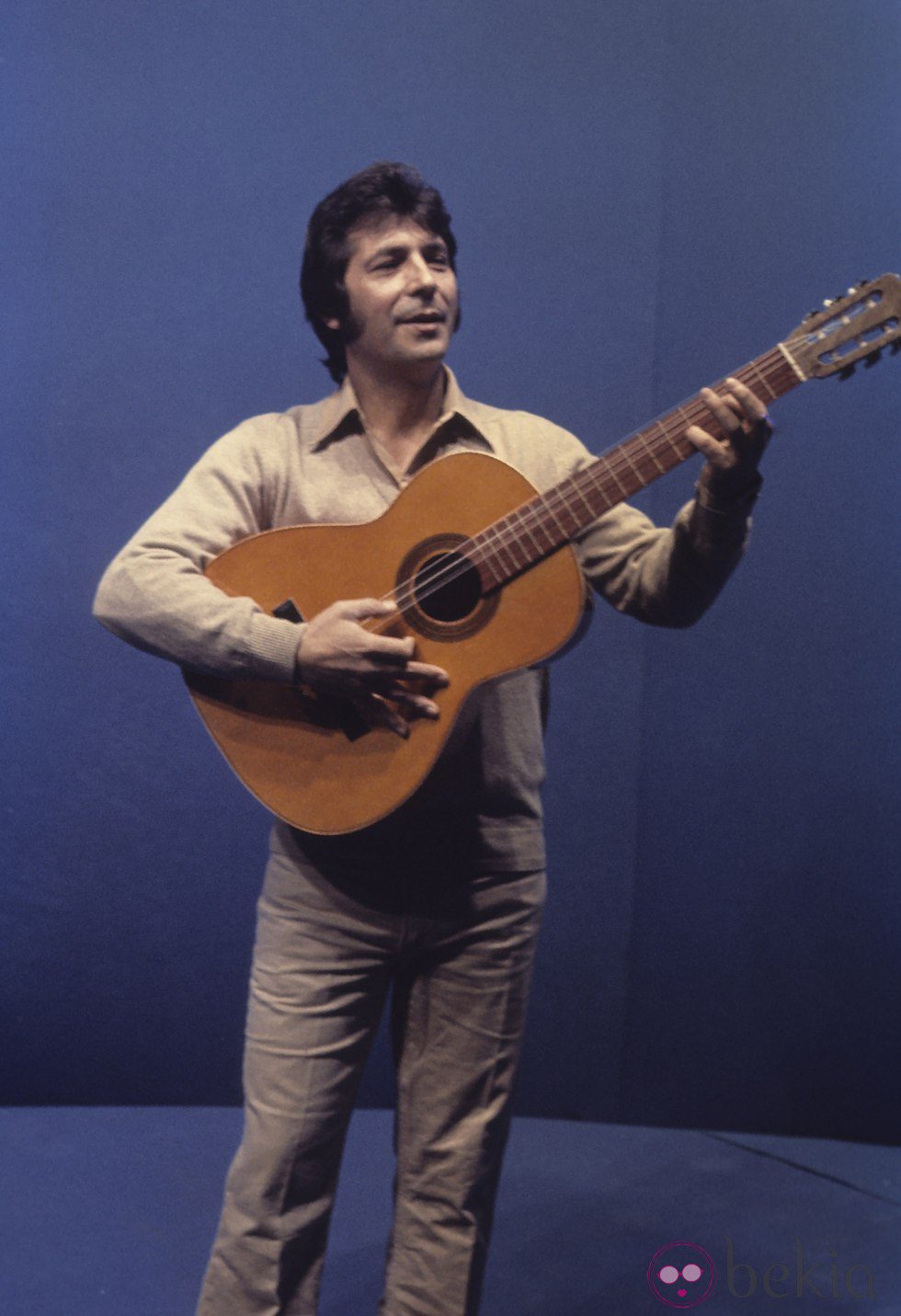 Sancho Gracia tocando la guitarra en la década de los 70