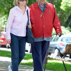 Sancho Gracia y su mujer Noelia paseando por las calles de Madrid