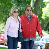 Sancho Gracia y su mujer Noelia paseando por las calles de Madrid