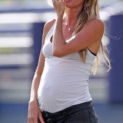 Gisele Bündchen presume de incipiente embarazo con una camiseta blanca