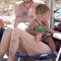 Cayetana de Alba sostiene a un bebé durante un día de playa