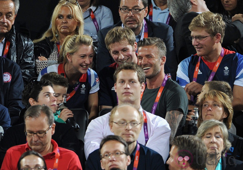David Beckham bromea con Laura Trott, Jason Kenny y Constantine Louloudis en Londres 2012