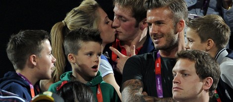 Laura Trott y Jason Kenny besándose junto a David Beckham y sus hijos en Londres 2012