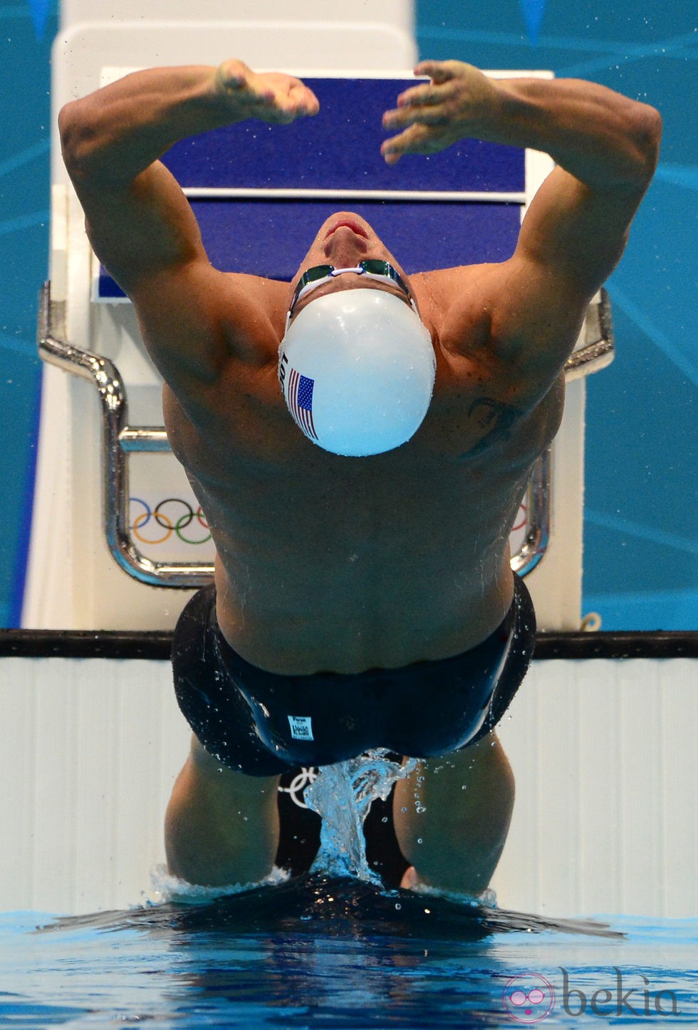 Ryan Lochte lanzándose a la piscina