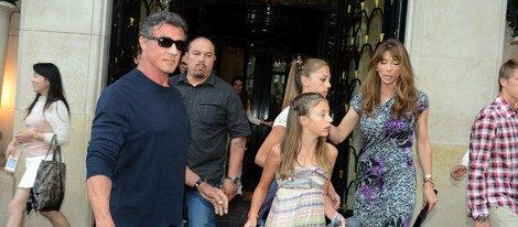 Sylvester Stallone con su mujer Jennifer Flavin y sus hijas en París