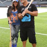 Snooki, embarazada de su primer hijo, y Jionni LaValle en un partido de béisbol