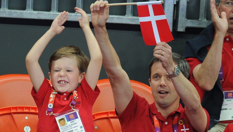 Christian y Federico de Dinamarca animan con una bandera en Londres 2012