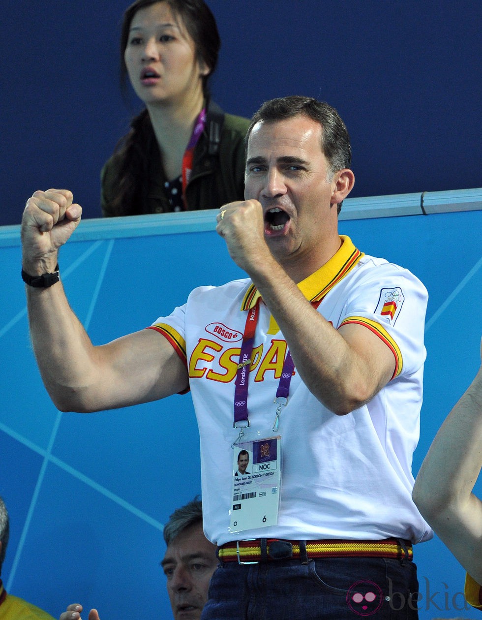 El Príncipe de Asturias celebra un gol del waterpolo femenino español en Londres 2012