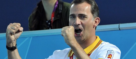 El Príncipe de Asturias celebra un gol del waterpolo femenino español en Londres 2012